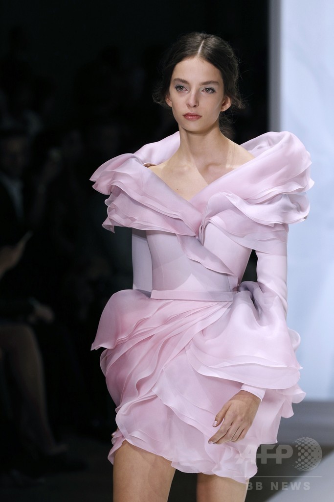 フェミニンで繊細なドリームドレス、「ラルフ＆ルッソ」15年春夏オートクチュール