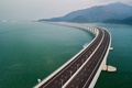 中国の香港、マカオ、広東省珠海を結ぶ港珠澳大橋（2018年10月22日撮影）。(c)ANTHONY WALLACE / AFP