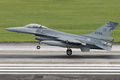 台湾の花蓮空軍基地に着陸する米国製戦闘機F16（2024年5月24日撮影）。(c)Yasuyoshi CHIBA / AFP