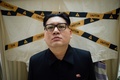 中国・香港のショッピングモールでポーズをとる金正恩（キム・ジョンウン）朝鮮労働党委員長のそっくりさんのハワードXさん（2018年6月7日撮影）。(c)AFP/Anthony WALLACE