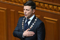 ウクライナの首都キエフの議会で、大統領就任式に臨むウォロディミル・ゼレンスキー氏（2019年5月20日撮影）。(c)GENYA SAVILOV / AFP