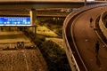 香港理工大学の構内から脱出するため、歩道橋から幹線道路へとロープで下りて走るデモ参加者（2019年11月18日撮影）。(c)AFP/Ye Aung Thu