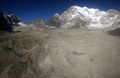 ネパールの首都カトマンズ（Kathmandu）北東約140キロに位置するヒマラヤ（Himalaya）山脈のエベレスト（Everest）周辺の氷河（2009年12月4日撮影）。(c)AFP/Prakash MATHEMA