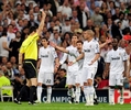 欧州チャンピオンズリーグ2010-11（UEFA Champions League 2010-11）準決勝、レアル・マドリード（Real Madrid）対FCバルセロナ（FC Barcelona）第1戦。ヴォルフガング・シュタルク（Wolfgang Stark、左）主審からレッドカードを受けるレアル・マドリードのペペ（Pepe、右から2人目、2011年4月27日撮影）。(c)AFP/DANI POZO