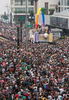 ブラジル・サンパウロ（Sao Paulo）で10日、毎年恒例の「ゲイ・プライド・パレード（Gay Pride Parade）」が開かれた。「ホモフォビア（同性愛嫌悪）は治療できる（Homophobia has cure）」とのテーマの下、およそ300万人がパレードに参加した（2012年6月10日撮影）。(c)AFP/Yasuyoshi CHIBA