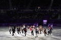 平昌冬季五輪、フィギュアスケートのエキシビションで演技を披露する選手たち（2018年2月25日撮影）。(c)AFP/Mladen ANTONOV