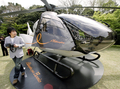 2008年4月12日、東京のフランス大使館で公開されたユーロコプター（Eurocopter）のヘリ「EC135」。エルメス（Hermes）がデザインを手がけた。(c)AFP/Yoshikazu TSUNO