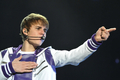 カナダ人アイドル、ジャスティン・ビーバー（Justin Bieber、17）が19日、ベネズエラの首都カラカス（Caracas）で初のコンサートを行い、南米ツアーを締めくくった。写真は、パフォーマンスを披露するビーバー（2011年10月19日撮影）。(c)AFP/Leo RAMIREZ