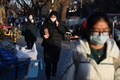 中国・北京で、マスクを着けて歩く人々（2020年2月17日撮影）。(c)GREG BAKER / AFP
