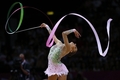 ロンドン五輪、新体操の各国選手の演技を紹介する。写真は個人総合で金メダルを獲得したロシアのエフゲニヤ・カナエワ（Evgeniya Kanaeva、2012年8月11日撮影）。(c)AFP/THOMAS COEX