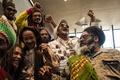南アフリカ・ヨハネスブルクの憲法裁判所で、大麻の個人使用は合法との判断が下されて喜ぶ人々（2018年9月18日撮影）。(c)WIKUS DE WET / AFP