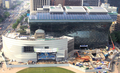 ソウル市庁舎の本館（手前）と、建設中の新庁舎（2012年5月11日撮影）。(c)AFP/SHIN WON-GUN