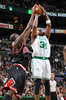 09-10NBA、ボストン・セルティックス（%%Boston Celtics%%）対シカゴ・ブルズ（%%Chicago Bulls%%）。試合はブルズが96-83でセルティックスを下し、3連勝した。写真はブルズのルオル・デング（%%Luol Deng%%）のブロック越しにシュートを放つセルティックスのポール・ピアース（%%Paul Pierce%%、右）。（2010年1月14日撮影）(c)AFP/Getty Images/NBAE/Brian Babineau