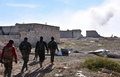 シリア・アレッポ東部のマサケン・ハナノ地区に近いバエーディン地区に向かう政府側部隊の戦闘員ら（2016年11月23日撮影、資料写真）。(c)AFP/GEORGE OURFALIAN