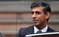 英ロンドンの保守党本部を出るリシ・スナク次期首相（2022年10月24日撮影）。(c)Daniel LEAL / AFP