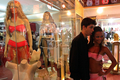 ブラジル・サンパウロ（Sao Paulo）の「第12回エロティカ・フェア（12th Erotika Fair）」を訪れる男女（2008年4月19日撮影）。(c)AFP/Nelson Almeida