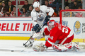 レッドウィングスのゴーリー、ドミニク・ハシェック（%%Dominik Hasek%%）とゴール前で競り合うオイラーズのジャレット・ストール（%%Jarret Stoll%%、左）。(c)AFP/Getty Images Dave Sandford