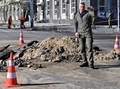 ウクライナの首都キーウ中心部で、ロシアの攻撃により開いた穴のそばでソーシャルメディアへの動画配信をするビタリ・クリチコ市長（2022年10月10日撮影）。(c)Sergei SUPINSKY / AFP