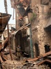 戦闘で荒廃したシリア北部の都市アレッポ（Aleppo）の旧市街を巡回するシリア政府治安部隊の隊員（2013年2月23日撮影）。(c)AFP/STR