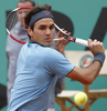 全仏オープンテニス2009（%%French Open 2009%%）男子シングルス決勝。大会第2シードのロジャー・フェデラー（%%Roger Federer%%、スイス）は、大会第23シードのロビン・ソデルリング（%%Robin Soderling%%、スウェーデン）と対戦。フェデラーは6-1、7-6、6-4で全仏初優勝を果たし、ピート・サンプラス（%%Pete Sampras%%、米国）氏の持つグランドスラム最多優勝記録（14勝）に並ぶと同時に、史上6人目の生涯グランドスラム（4大大会全制覇）を達成した。写真はボールを見つめるロジャー・フェデラー。（2009年6月7日撮影）(c)AFP/PATRICK KOVARIK