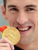 競泳・男子200メートル個人メドレー決勝を制し、表彰式でメダルを手に笑顔を見せるマイケル・フェルプス。（2008年8月15日撮影）(c)AFP/MARTIN BUREAU