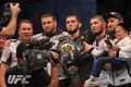 総合格闘技イベント「UFC 280」、ライト級王座決定戦。陣営と勝利を喜ぶイスラム・マカチェフ（中央、2022年10月22日撮影）。(c)Giuseppe CACACE/ AFP