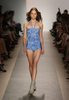 米・ニューヨーク市内で発表されたエルベ・レジェ バイ マックスアズリア（Herve Leger By Max Azria）の10年春夏コレクション（2009年9月13日撮影）。(c)AFP/Getty Images/Kristian Dowling