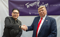 シンガポールで行われたイベントで、ドナルド・トランプ米大統領のそっくりさんと握手を交わす金正恩（キム・ジョンウン）朝鮮労働党委員長のそっくりさんのハワードXさん（2018年6月9日撮影）。(c)AFP/TOH TING WEI
