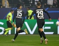 サッカー欧州チャンピオンズリーグ、グループD第5節、フランクフルト対オリンピック・マルセイユ。チームメートとゴールを喜ぶフランクフルトの鎌田大地（左、2022年10月26日撮影）。(c)Daniel ROLAND / AFP