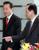 都内の首相官邸で、日韓首脳会談に臨む李明博（イ・ミョンバク、Lee Myung-Bak）韓国大統領（左）と福田康夫（Yasuo Fukuda）首相（2008年4月21日撮影）。(c)AFP/KOJI SASAHARA