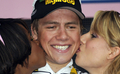 第92回ジロ・デ・イタリア（%%2009 Giro d&apos;Italia%%）第7ステージ（インスブルックからキアヴェンナ、244キロメートル）。チームコロンビア-ハイロード（%%Team Columbia-High Road%%）のエドヴァルド・ボアッソン（%%Edvald Boasson Hagen%%、ノルウェー）が、5時間56分53秒を記録してステージ優勝を飾った。写真はステージ優勝を果たし表彰式で祝福のキスを受けるエドヴァルド・ボアッソン。（2009年5月15日撮影）(c)AFP/DAMIEN MEYER