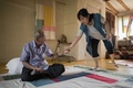 友人宅でAFPのインタビューに応じる北朝鮮の元工作員、徐玉烈受刑者（2017年8月22日撮影）。(c)AFP/Ed JONES