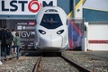 仏西部ラロシェルにある鉄道車両大手アルストムの工場で公開されたフランス国鉄向けの次世代高速鉄道車両「TGV M」（2022年9月9日撮影）。(c)XAVIER LEOTY / AFP