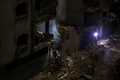 シリアの首都ダマスカス近郊ドゥマの市街地に散乱するがれきの中で活動する救急隊員（2015年10月30日撮影）。(c)AFP/SAMEER AL-DOUMY