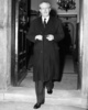 英ロンドンの首相官邸を出るハロルド・マクミラン首相（1962年1月23日撮影）。(c)CENTRAL PRESS PHOTO LTD / AFP