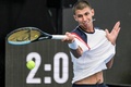 テニス、アデレード国際1、男子シングルス準々決勝。リターンを打つアレクセイ・ポピリン（2023年1月6日撮影）。(c)Brenton EDWARDS / AFP