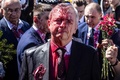 ポーランド・ワルシャワの旧ソ連兵墓地で赤い液体を掛けられたセルゲイ・アンドレーエフ駐ポーランド・ロシア大使（2022年5月9日撮影）。(c)Wojtek RADWANSKI / AFP