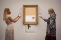 英覆面アーティスト、バンクシーの作品「Love is in the Bin」。ロンドンのサザビーズで（2021年9月3日撮影）。(c)Tolga Akmen / AFP