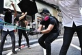 香港・中環で警察と衝突する民主派デモの参加者ら（2019年11月11日撮影）。(c)Anthony WALLACE / AFP
