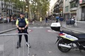スペイン・バルセロナのランブラス通りで起きた車突入事件の翌日、現場近くで警備に当たる警察官（2017年8月18日撮影）。(c)AFP/JAVIER SORIANO