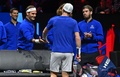 男子テニスの欧州チームとワールドチームの対抗戦、レーバー・カップ初日。試合に臨むアンディ・マレー（手前）とタッチを交わす欧州チームのロジャー・フェデラー（左から2人目、2022年9月23日撮影）。(c)Glyn KIRK / AFP
