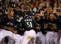 09MLB、シアトル・マリナーズ（%%Seattle Mariners%%）のイチロー（%%Ichiro Suzuki%%）は18日、ニューヨーク・ヤンキース（%%New York Yankees%%）戦に1番・右翼で先発出場し、9回に逆転サヨナラ2点本塁打を放つなど5打数4安打2打点を記録した。試合はマリナーズが3-2でサヨナラ勝ちを収めた。写真はサヨナラ2点本塁打を放ち、本塁でチームメイトに迎えられるマリナーズのイチロー。（2009年9月18日撮影）(c)AFP/Getty Images/Otto Greule Jr