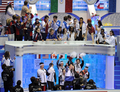 世界フィギュアスケート国別対抗戦2012（World Team Trophy Figure Skating Championship 2012）が20日、東京で2日目が行われ、男子シングル・フリースケーティング（FS）で高橋大輔（Daisuke Takahashi）が合計276.72を記録し、日本は総合首位をキープした。

キスアンドクライで声援に応える高橋大輔（2012年4月20日撮影）。(c)AFP/TOSHIFUMI KITAMURA