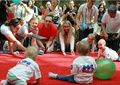 「国際子どもの日（International Children&apos;s Day）」の1日、リトアニアの首都ビリニュス（Vilnius）で、赤ちゃんの「はいはい競争」が開催され、お母さんやお父さんの呼び声が飛び交った（2013年6月1日撮影）。(c)AFP/PETRAS MALUKAS
