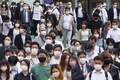 東京・新宿駅周辺を歩く人々（2021年5月31日撮影）。(c)Kazuhiro NOGI / AFP