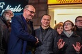 イタリア・ミラノの中華街で、中国系事業者を代表するフランチェスコ・ウー氏（中央）と会見する、イタリア民主党のマテオ・マウリ氏（左から2人目）とシルビア・ロッジアーニ氏（右、2020年2月2日撮影）。(c)Miguel MEDINA / AFP