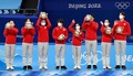 北京冬季五輪、フィギュアスケート団体戦。表彰式で大会マスコットを手に喜ぶ日本の選手（2022年2月7日撮影）。(c)WANG Zhao / AFP