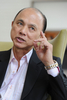 香港を訪れたシューズデザイナーのジミー・チュウ（Jimmy Choo、2011年3月11日撮影）。(c)AFP/MIKE CLARKE