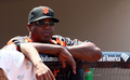 ベンチから戦況を見守るジャイアンツのバリー・ボンズ（%%Barry Bonds%%）。(c)AFP/Getty Images Donald Miralle