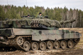 ドイツ製戦車「レオパルト2A4」（2023年2月13日撮影、資料写真）。(c)Wojtek RADWANSKI / AFP